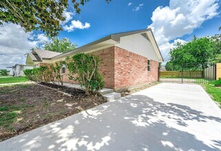 2105 Cedar St in Pearland, TX - Building Photo - Building Photo