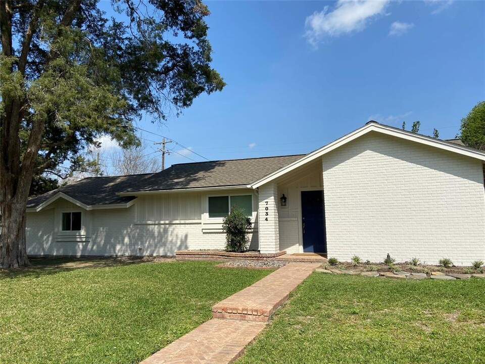 7034 Sharpview Dr in Houston, TX - Building Photo