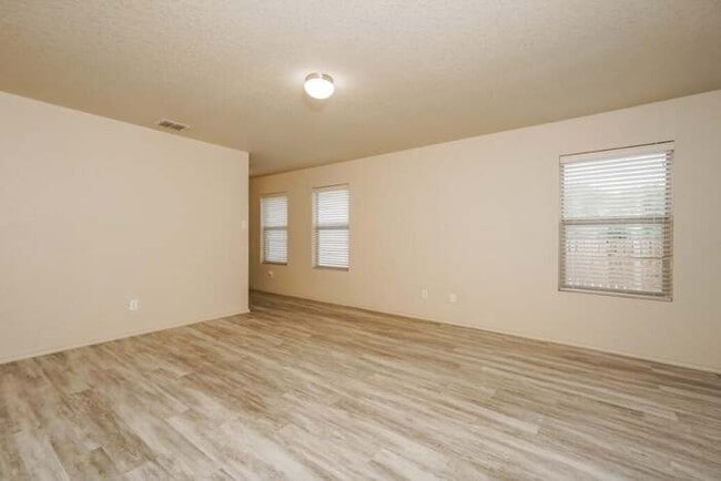 5615 Degan Way in San Antonio, TX - Building Photo - Building Photo
