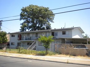 4710 E Huntington Ave in Fresno, CA - Foto de edificio - Building Photo