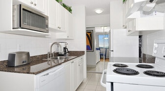 144 14th St W in North Vancouver, BC - Building Photo