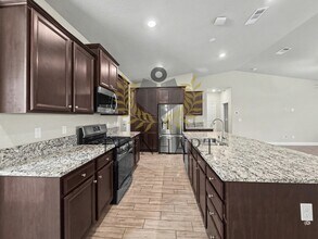 1132 S Simon St in Visalia, CA - Foto de edificio - Building Photo