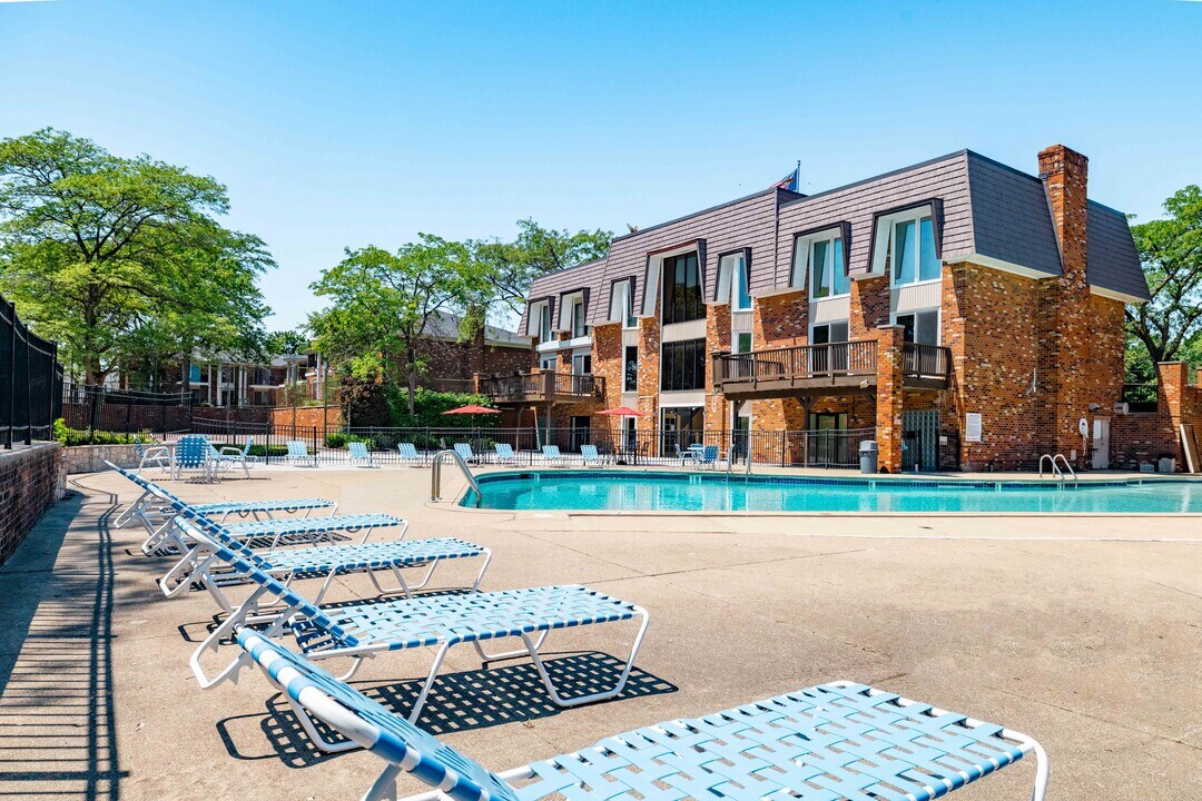 Knollwood Village Apartments in Grand Blanc, MI - Building Photo
