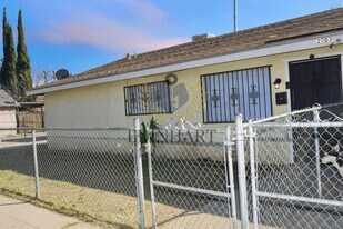 2303 S Poppy Ave in Fresno, CA - Building Photo
