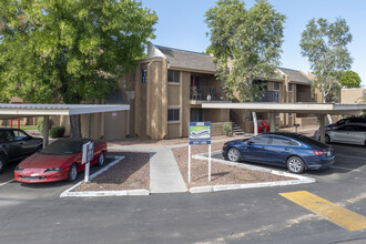 Fairway Vistas Condominiums in Phoenix, AZ - Building Photo - Building Photo