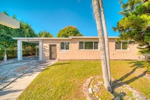 12220 NE Miami Pl in North Miami, FL - Building Photo