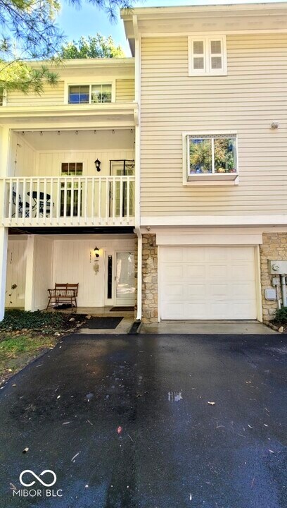 1111 Island Woods Dr in Indianapolis, IN - Building Photo