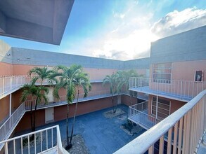 17650 NW 68th Ave in Hialeah, FL - Foto de edificio - Building Photo