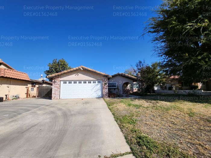 10112 Meacham Rd in Bakersfield, CA - Building Photo
