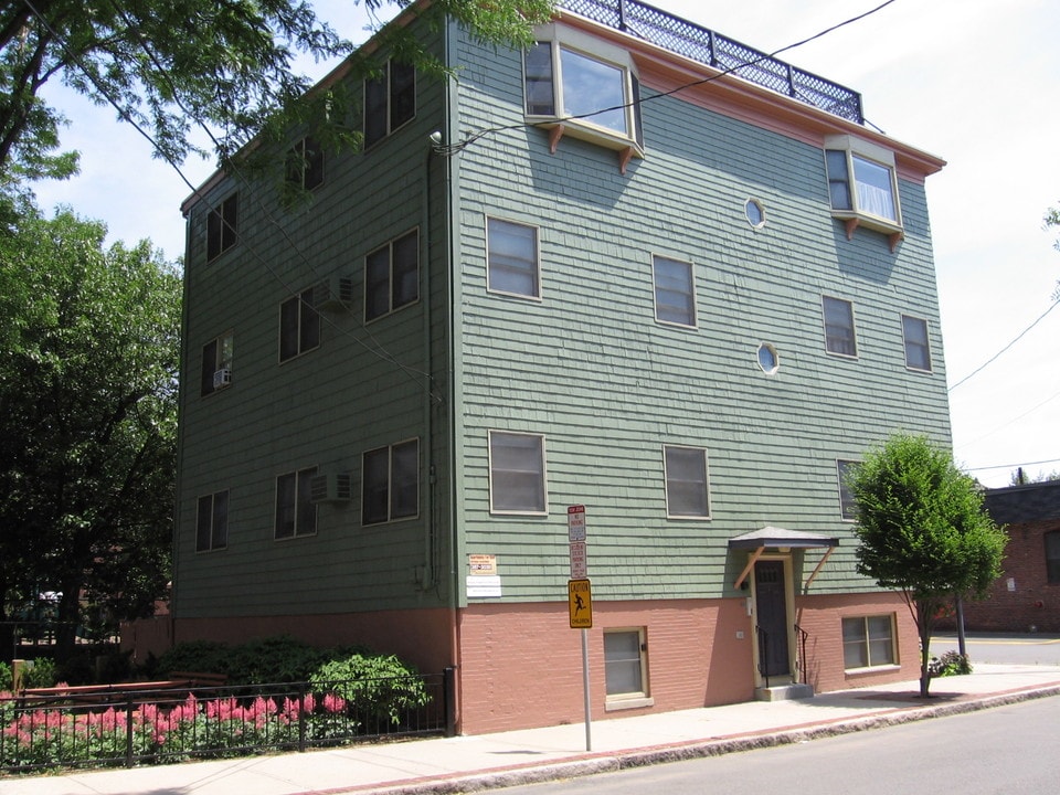 33 Medford St in Chelsea, MA - Building Photo