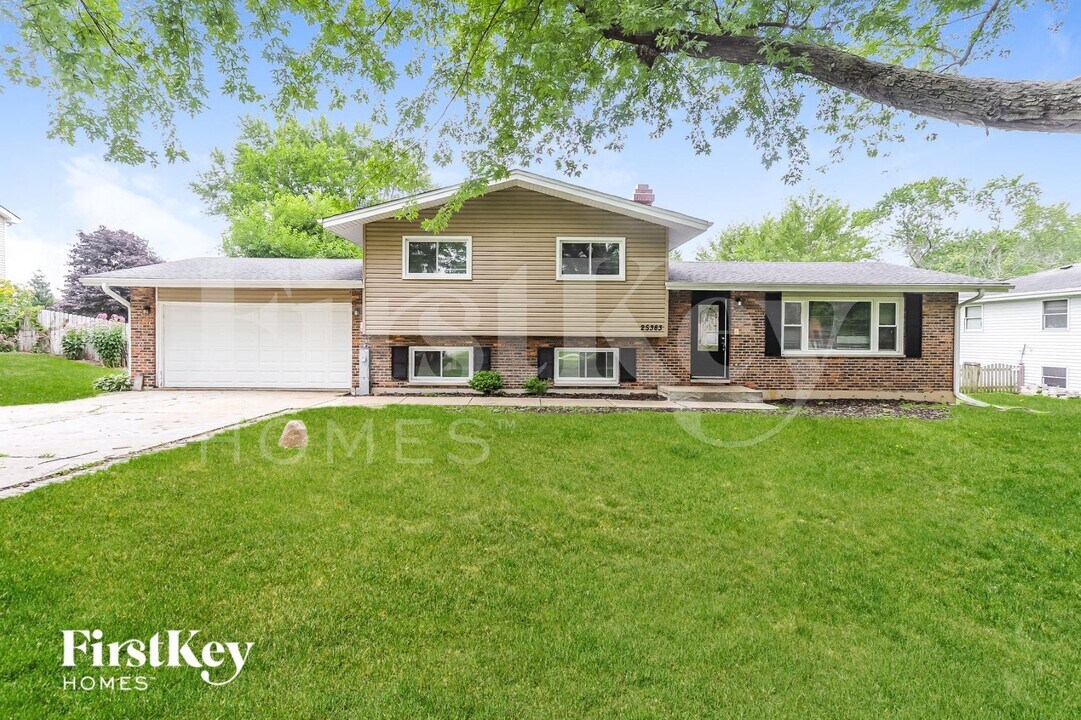 2S383 Riverside Ave in Warrenville, IL - Building Photo