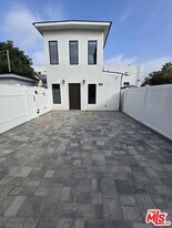 14121 Califa St in Los Angeles, CA - Building Photo