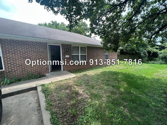 1005 Locust St in Harrisonville, MO - Building Photo