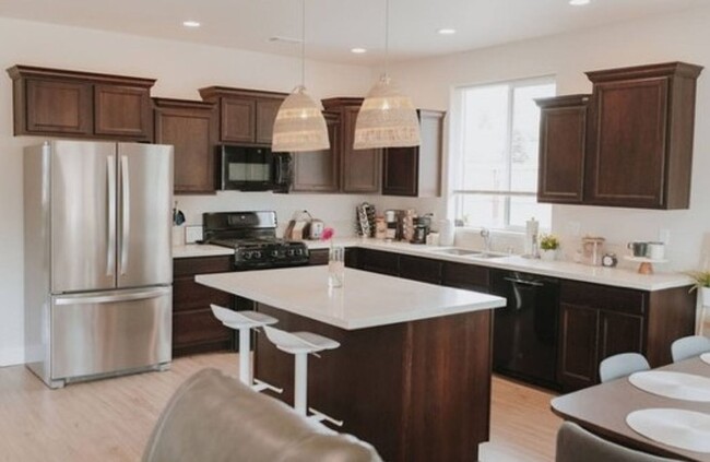 1437 Spanish Bay Dr in Redding, CA - Building Photo - Building Photo