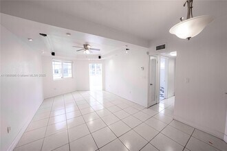 1701 NE Miami Gardens Dr in North Miami Beach, FL - Foto de edificio - Building Photo