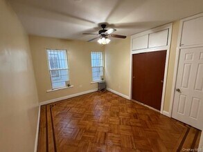 576 Wyona St in Brooklyn, NY - Foto de edificio - Building Photo