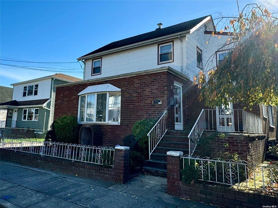18 Leach St-Unit -2 in Lynbrook, NY - Building Photo