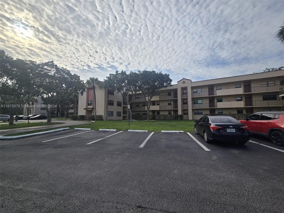 3396 Foxcroft Rd in Miramar, FL - Building Photo