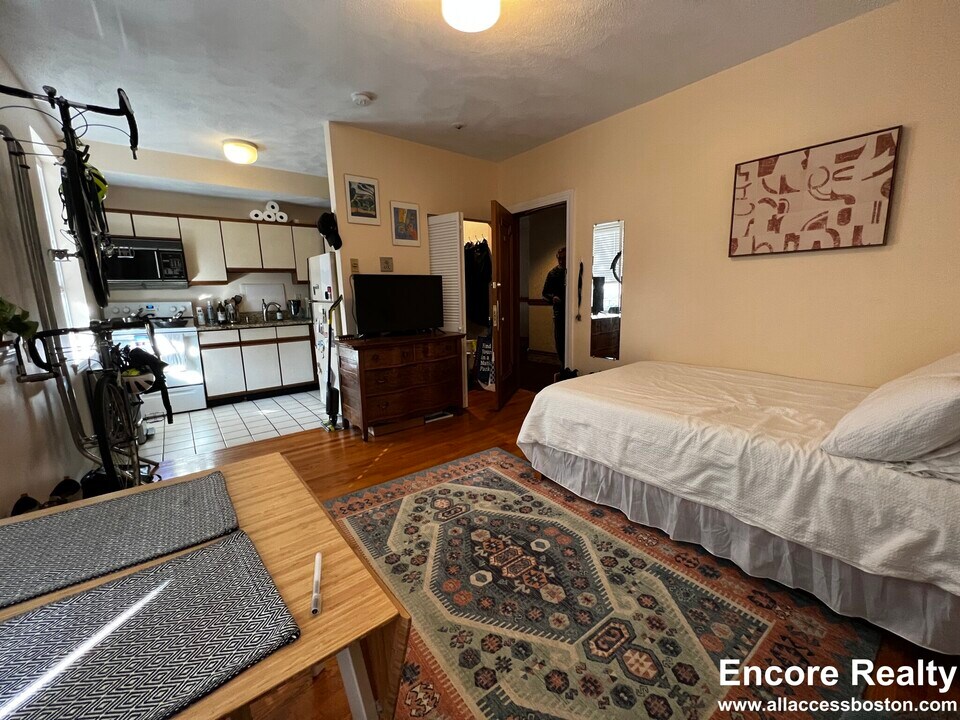 32 Gordon St, Unit 205 in Boston, MA - Building Photo