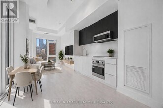 308 Jarvis St in Toronto, ON - Building Photo - Building Photo
