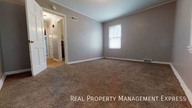 1 Bedroom 1 Bathroom w/ Single Stall Garage in Central Sioux Falls in Sioux Falls, SD - Building Photo - Building Photo