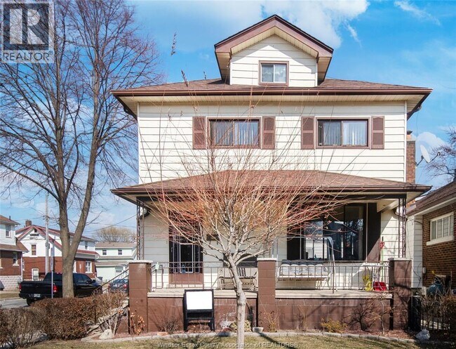 1102 HALL in Windsor, ON - Foto de edificio - Building Photo