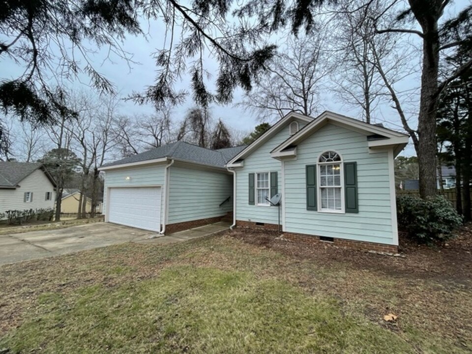 1017 Bren Arbor Ct in Fuquay Varina, NC - Building Photo