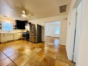 1554 W Lullwood Ave in San Antonio, TX - Building Photo - Building Photo