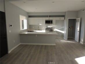 22735 Del Valle St, Unit 8 in Los Angeles, CA - Foto de edificio - Building Photo