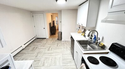 50 Conant St, Unit A in Danvers, MA - Foto de edificio - Building Photo