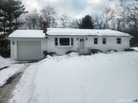 8 Quinn St in Stafford, CT - Building Photo