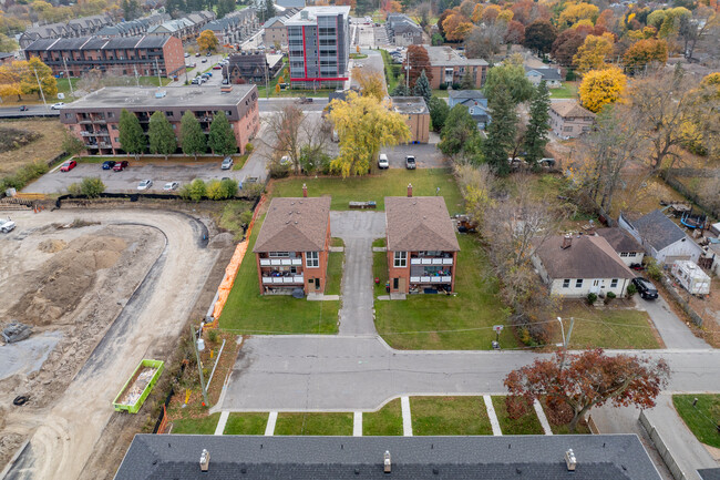 129 Cedar St in Whitby, ON - Building Photo - Primary Photo