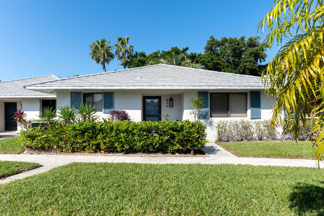 830 Club Dr in West Palm Beach, FL - Foto de edificio
