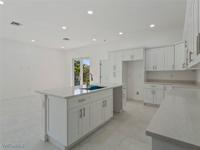 506 Trinity St E in Lehigh Acres, FL - Building Photo - Building Photo
