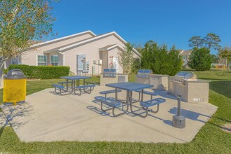 Ariel Springs in Spring Hill, FL - Building Photo - Building Photo