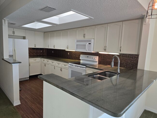 346 Madeira Cir in St. Petersburg, FL - Building Photo - Building Photo
