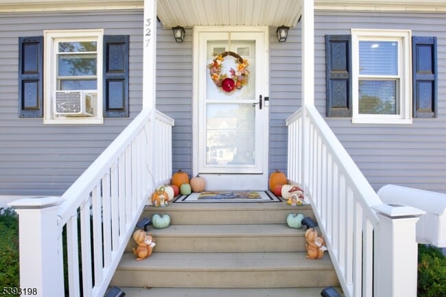 327 Roosevelt Ln in Kenilworth, NJ - Building Photo - Building Photo