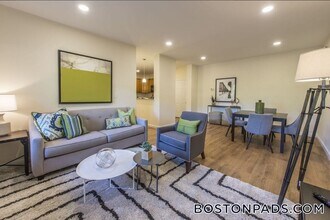 757 Highland Ave, Unit 215N in Needham, MA - Foto de edificio - Building Photo