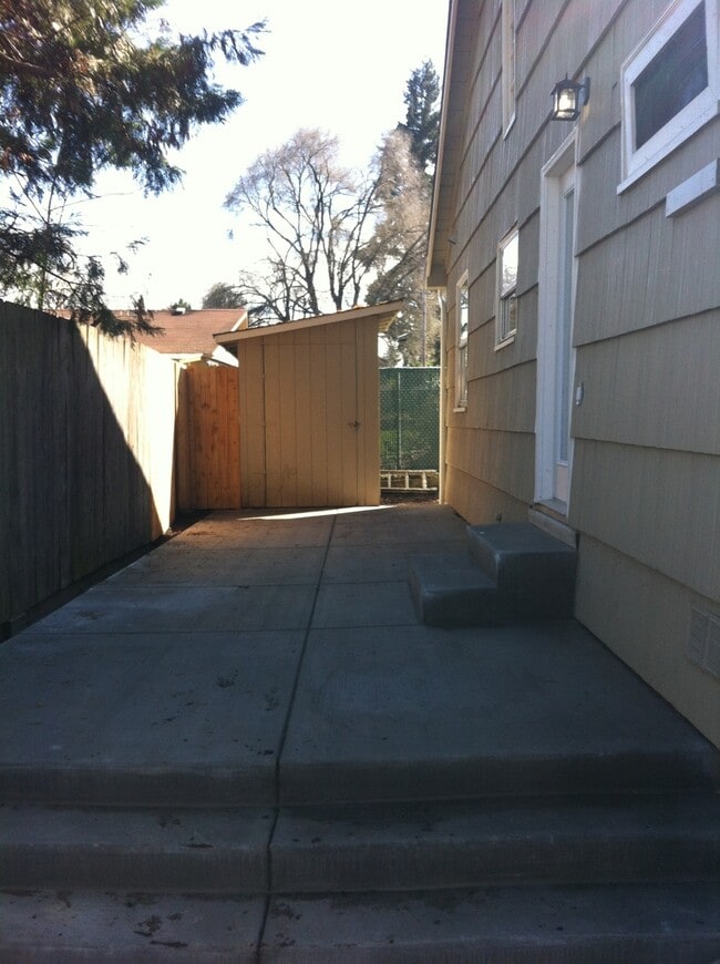1055-1057 W Hilliard Ln in Eugene, OR - Building Photo - Building Photo