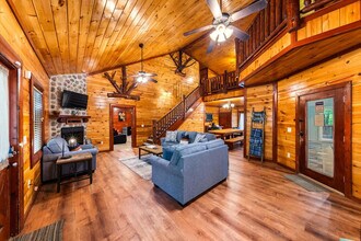 217 Amet Way in Cosby, TN - Foto de edificio - Building Photo