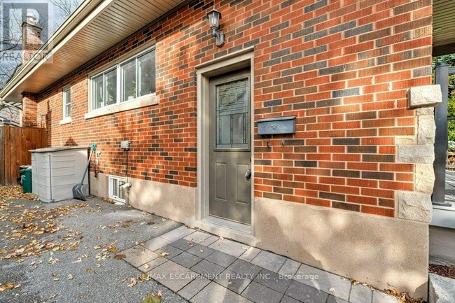 2217 Ghent Ave in Burlington, ON - Building Photo - Building Photo