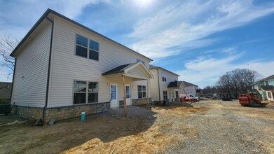 4930 Grant Line Rd in New Albany, IN - Foto de edificio - Building Photo