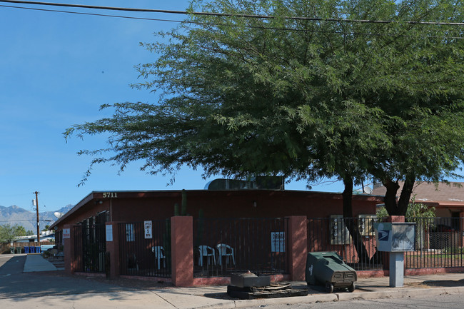 5711 E 26th St in Tucson, AZ - Foto de edificio - Building Photo