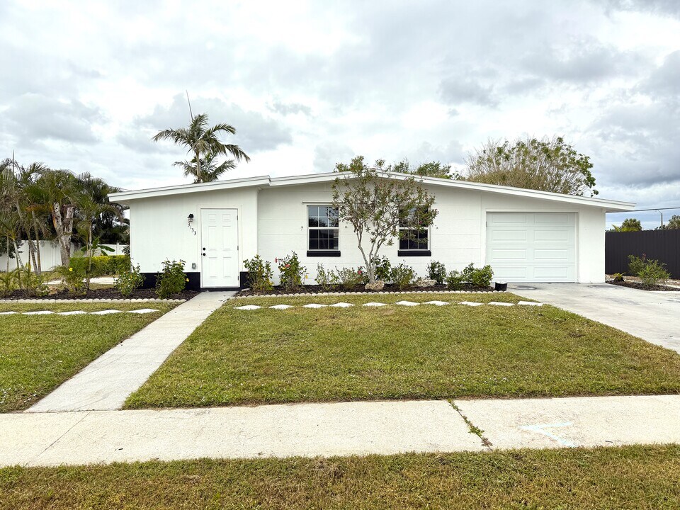 3133 Normandy Dr in Port Charlotte, FL - Building Photo