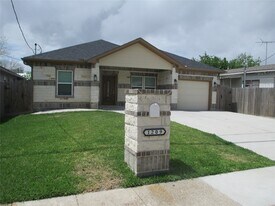 1209 Elm St in Baytown, TX - Building Photo