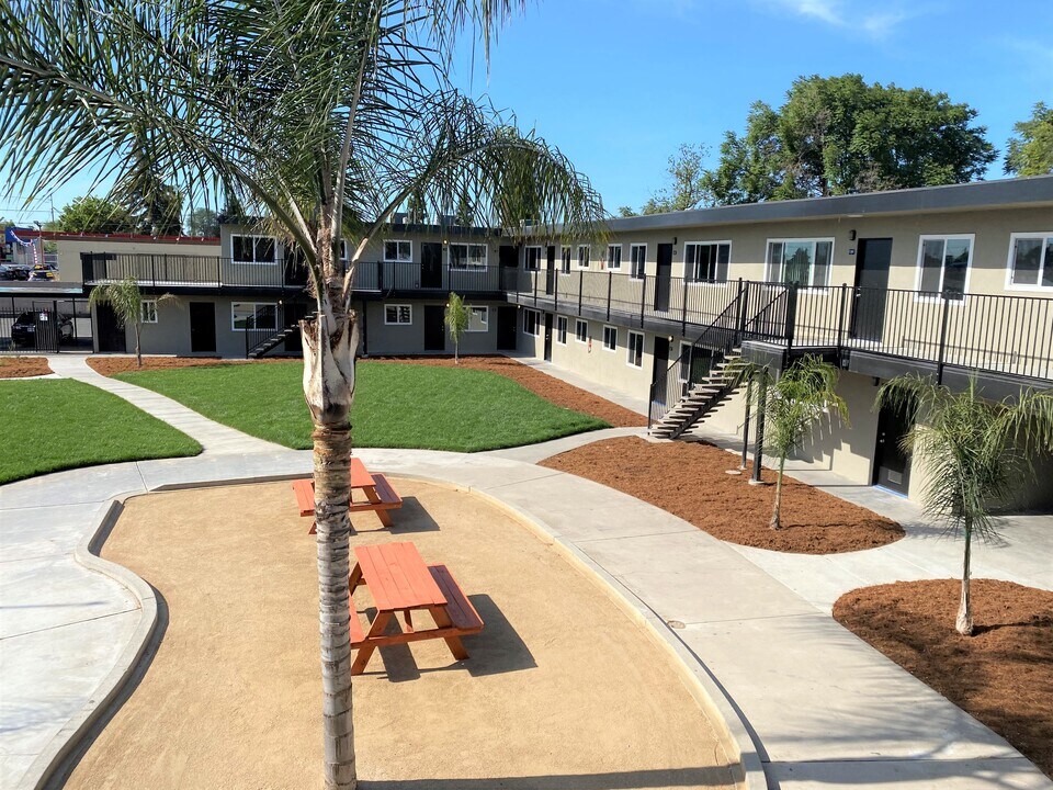 135 Sheridan N Ave in Manteca, CA - Foto de edificio