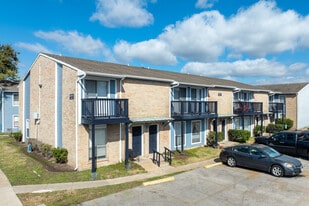 Albion Apartments in Angleton, TX - Building Photo