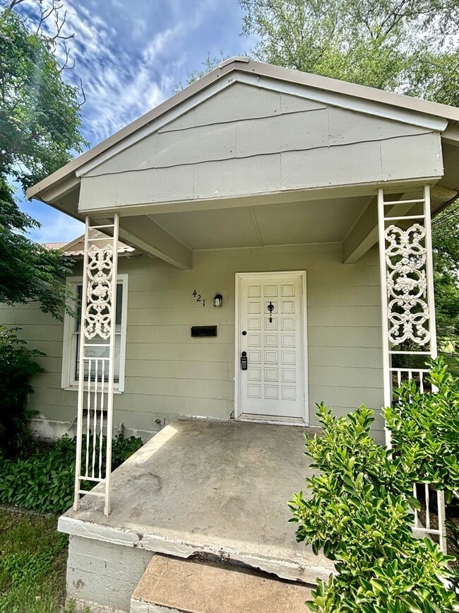 property at 421 S Van Buren St