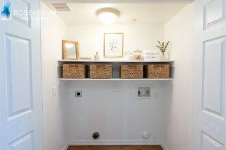 2324 W Lone Cactus Dr, Unit 11 in Phoenix, AZ - Foto de edificio - Building Photo