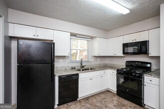 537 Plainville Dr SW in Atlanta, GA - Building Photo - Building Photo